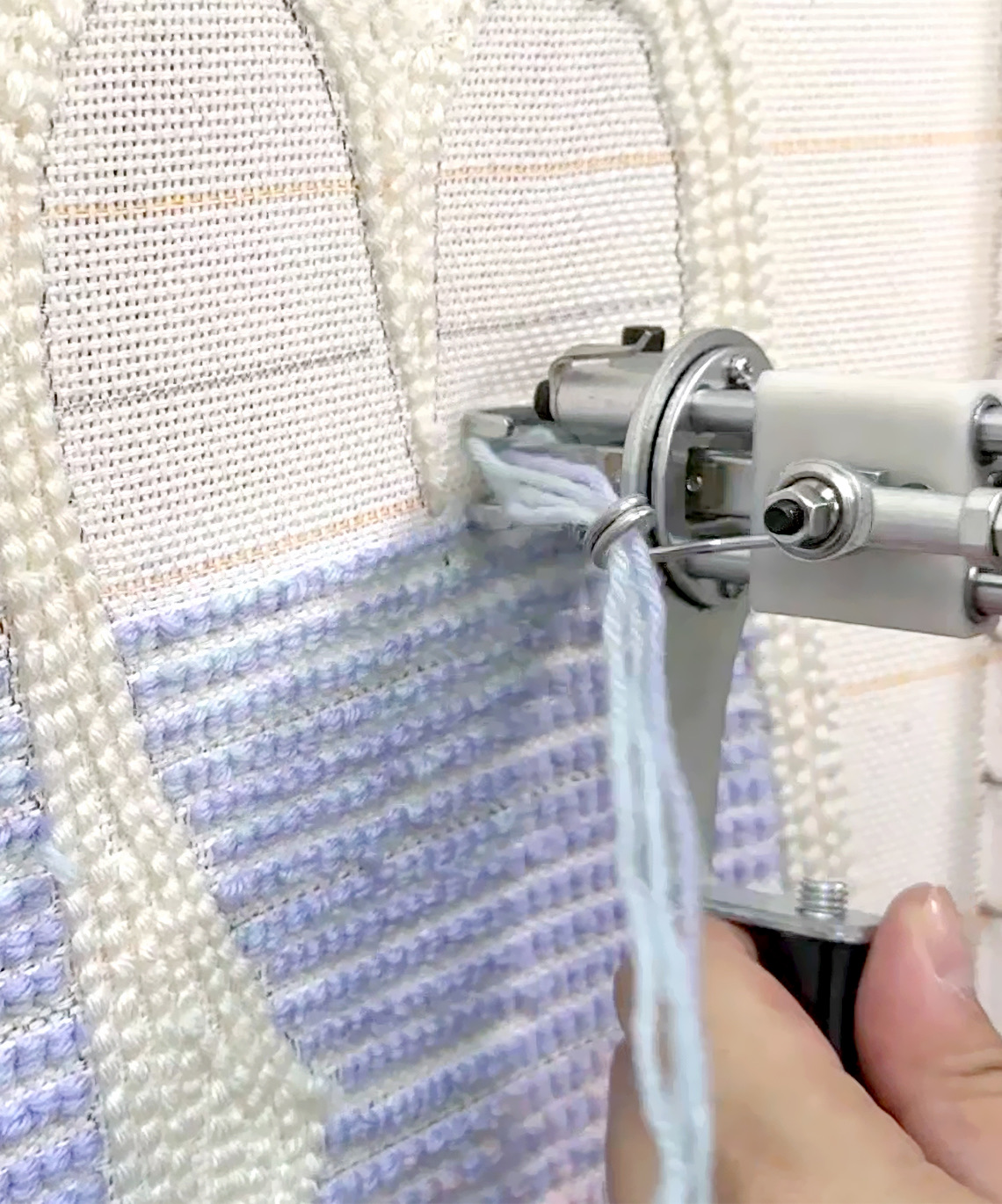 淡いラベンダーとアイボリーのアーチ模様を打ち込んでいるところ